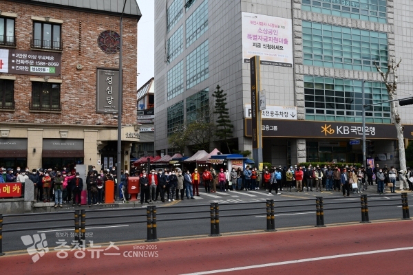 김기현 후보의 은행동 지원유세를 경청하고 있는 대전 시민들