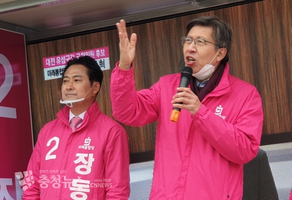 통합당 박형준(오른쪽) 공동 선대위원장이 장동혁 유성갑 후보 지원 유세를 하고 있다.