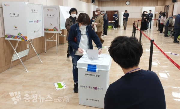 사전투표 첫날 유권자들이 사전투표소에서 투표하고 있다