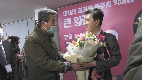 김동일 보령시장이 김태흠 당선자에게 축하 인사를 전하고 있다.