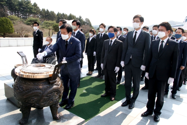 4·15총선 및 재보궐 선거 당선인들 현충원 참배 모습