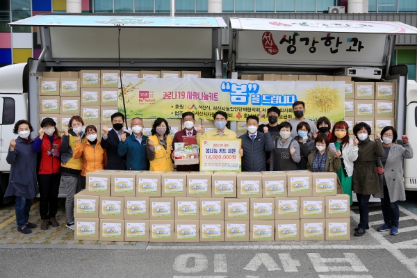 맹정호 서산시장과 관계자들이 기념촬영을 하고 있다.