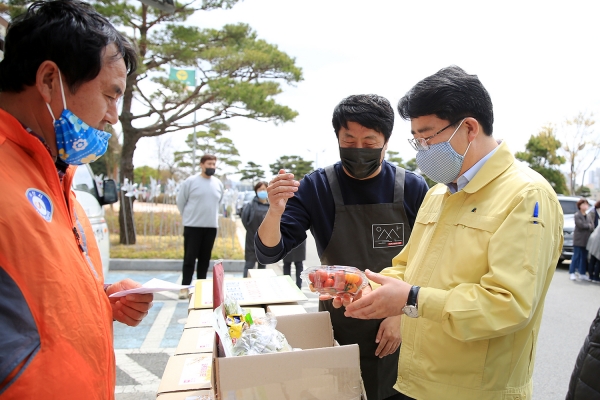 맹정호 서산시장이 농산물 꾸러미 소포장 배분작업을 하고 있다.