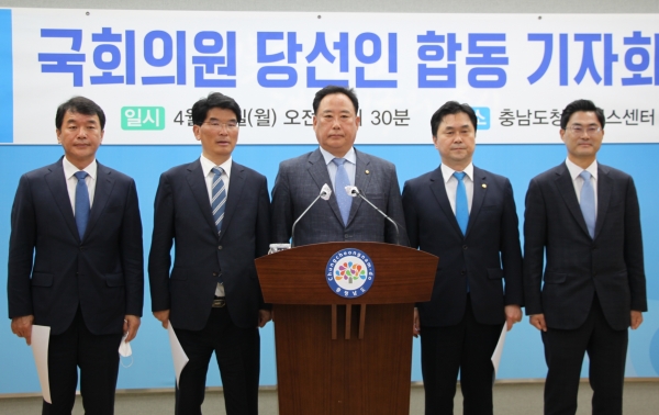 (왼쪽부터) 더불어민주당 문진석, 박완주, 어기구, 김종민, 이정문 충남지역 당선인