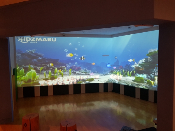 강원유아교육진흥원에 설치되어 있는 뉴딘콘텐츠의 키즈 인터랙티브 미디어아트 콘텐츠 스케치월드