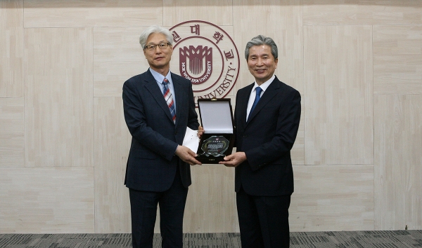 권혁대 총장(오른쪽)이 전자공학과 고대식 교수(왼쪽)에게 30년 근속상을 전달하고 있다.