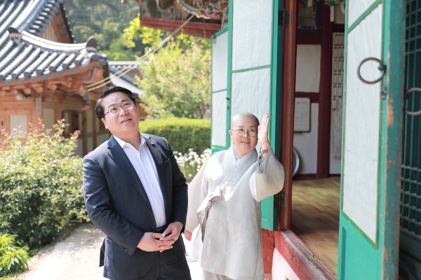 오세현 아산시장, 봉축법요식 앞두고 세심사 방문 모습