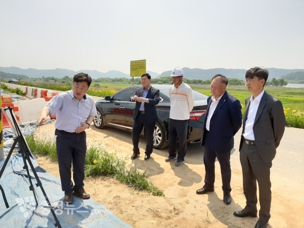 오른쪽 두번째 권태식 구룡농협조합장(명예부여지사장), 맨오른쪽 조성명지사장