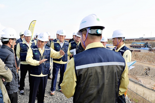 김인식 사장은 지난해 재난안전을 최우선 과제로 선정하고 전담조직인 안전경영추진단을 신설운영해 안전관리역량을 높였다(사진은 김사장이 지난해11월 충남 당진 삽교방조제배수갑문 현장 안전점검을 실시하는 모습)