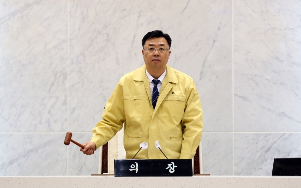 의사봉 두드리는 김기재 의장