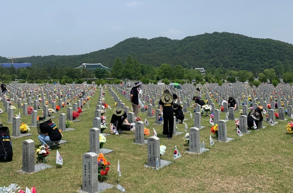 지난 5일,　국립 한밭대학교 학생들이 제65회 현충일을 맞아 대전 현충원에서 묘역정비 환경정화 봉사활동 실시