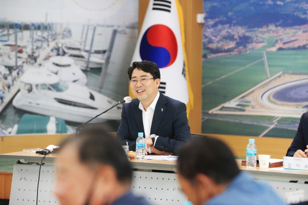 15일 부석면행정복지센터에서 기관 단체장과 간담회를 진행하고 있다