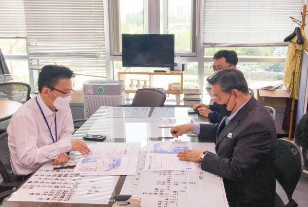 지난 16일 기획재정부 임영진 국토교통예산과장을 만나 ‘국도38호 이원-대산 연륙교 건설’의 ‘제2차 국가도로망 종합계획’ 조속 반영을 건의하고 있는 가세로 태안군수 모습.