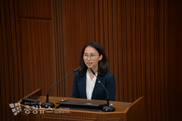 당선 소감을 발표 하는 이윤희 부의장