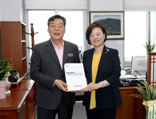 지난 22일 진선미 국토교통위원회 위원장을 만나 ‘국도38호 이원-대산 연륙교 건설’이 ‘제2차 국가도로망 종합계획’에 조속히 반영될 수 있도록 요청하고 있는 가세로 군수 모습.