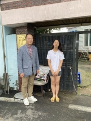 양모양(17세) 집에 직접 방문하여 수해복구 상황을 알아보고, 어려운 상황에도 자신의 진로 탐색을 위한 열정을 수업에서 보여준 학생을 격려