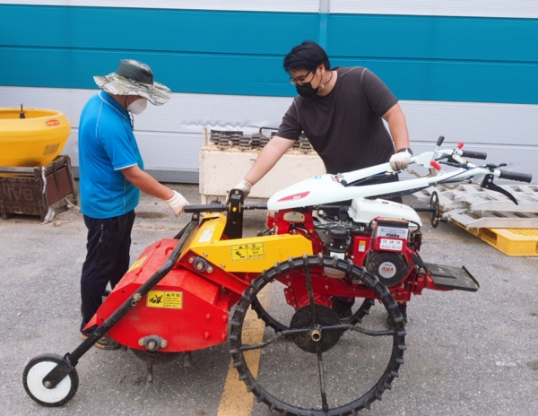 청양군  연말까지 농기계 임대료 50% 감면-사용법 교육 장면