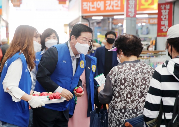 전통시장 장보기 캠페인에 참석한 장종태 구청장