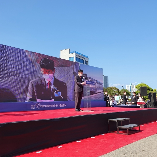 국가철도공단 임주빈 부이사장(가운데)이 6일(화) 송정역 광장에서 해운대 블루라인파크 개통식에 참여하여 기념사를 하고있다.