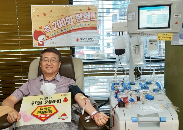 22년간 200회 헌혈한 도담고 안병수 교사.