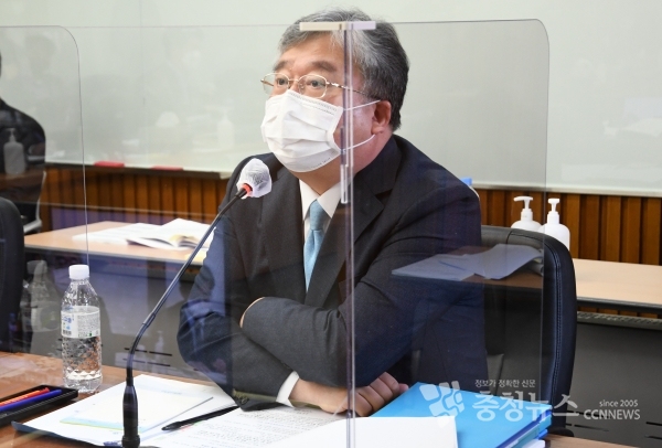 19일 열린 국회 교육위원회 국정감사서 윤환중 충남대병원장이 질의에 답변하고 있다.