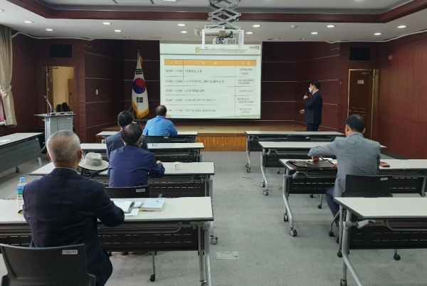 대전제대군인지원센터 교육담당이 제대군인지원제도에 대하여 설명하고 있다.