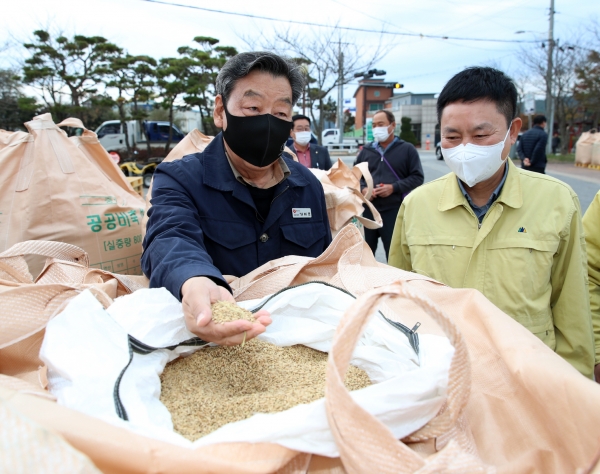 지난 6일 고남면 고남농창에서 실시하는 정부 공공비축 매입현장을 방문하여 농민들을 격려하고 있는 가세로 태안군수 모습.