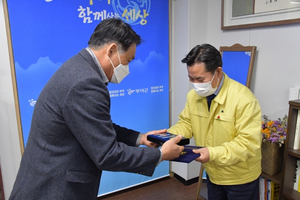 박정현 부여군수 대한민국 농업대상 지방농정분야 수상 장면