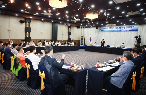 지난 7월 서산베니키아호텔에서 열린 서산 대산항 관계기관 및 기업 초청 화물유치 토론회장면
