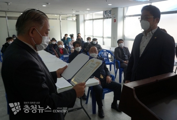 송명석 주민대표 회장(좌)으로 부터 감사패를 받고 있는 박성수 세종시의회 의원(우)