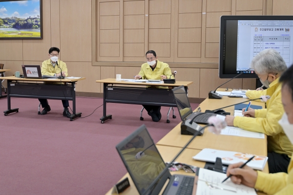 8일 시청 대백제실에서 열린 주간업무보고회 개최 모습