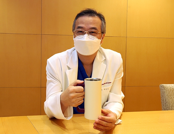 유성선병원이 탈플라스틱 고고 챌린지 동참했다. 사진은 박문기 병원장이 플라스틱 컵 대신 머그잔을 들고 있는 모습.