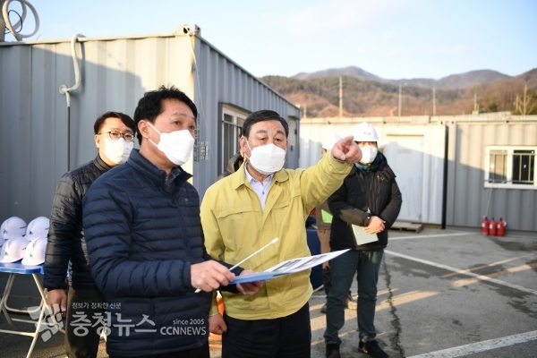 사업현장 둘러보는 황선봉 군수