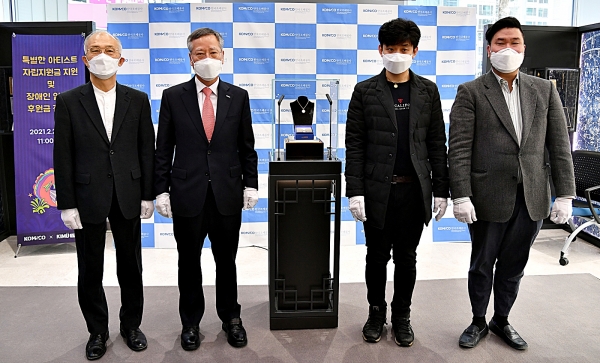 25일 서울 마포 영업개발처 1층 ‘오롯․디윰관’에서 서번트 증후군 디자이너들이 디자인한 ‘천사의 재능 별자리 메달’을 공개하고, 발달 장애인의 자립을 돕기 위한 기부금 전달식을 가졌다. (왼쪽부터 강지원 푸르메재단 이사장, 반장식 조폐공사 사장, 권순우 디자이너, 남장원 키뮤 대표)