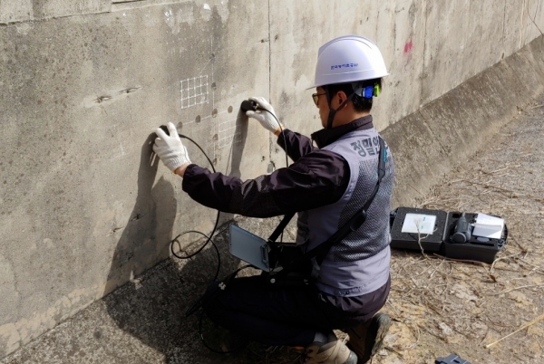 저수지 물넘이 콘크리트 품질 및 강도조사 모습