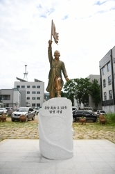 예산군청사 앞 공원에 설치된 충남최초 3·1만세운동 상징조형물