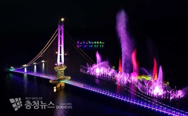 예당호 출렁다리와 음악분수