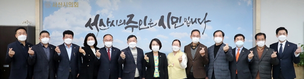 서산시의회가 25일 국외여비를 전액 반납했다.