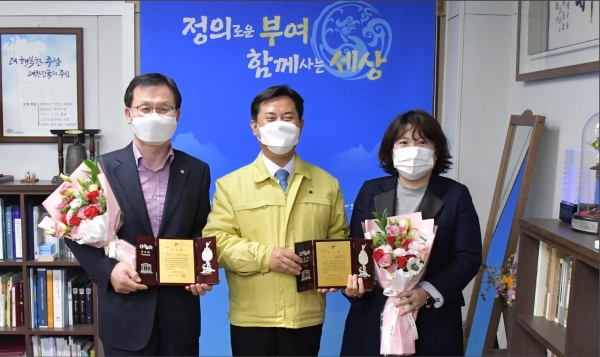 표창장 수여 장면 (사진 좌 박병희 원장, 우 정을경 연구원)