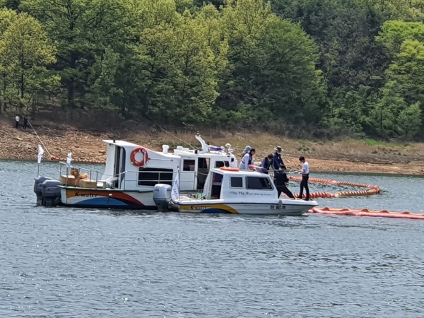 대청호 오일펜스 설치 작업 관련 사진(수자원공사 제공)