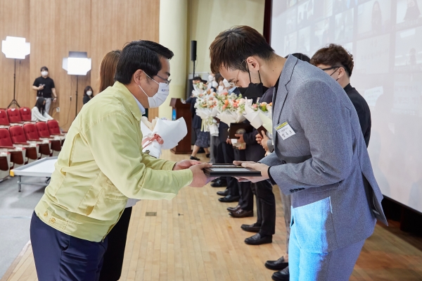 장애인의 날 기념식 오세현아산시장 표장창 전수장면