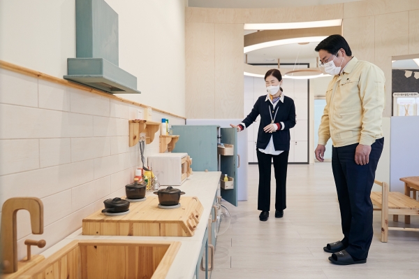 오세현 아산시장 아산시 육아종합지원센터 방문 사진