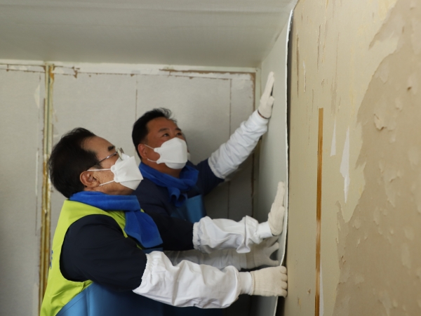 이성희 농협중앙회장(왼쪽)과 어기구 국회의원(오른쪽)이 당진시 순성면 농가에서 사랑의 집 고치기 봉사활동을 하고 있다