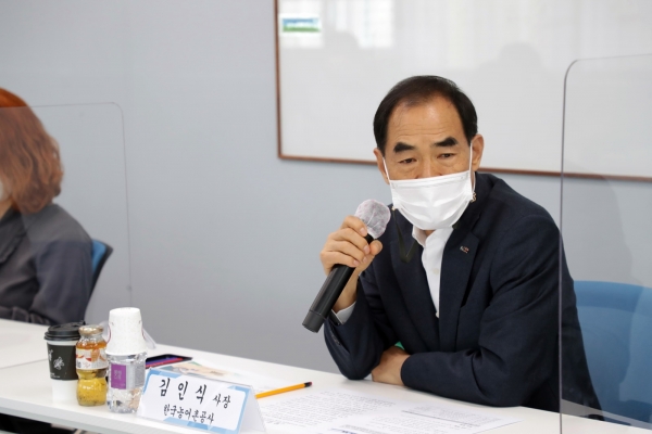 13일 농촌유학활성화토론회에 참석한 김인식 사장은 참석자들과 농촌과 아이들이 함께 성장하는 농촌유학 활성화방안에 대해 논의했다