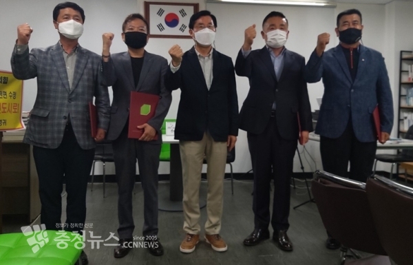 박경귀 국민의힘 아산을 당협위원장이 신임 부위원장 4명에게 임명장을 수여하고 화이팅을 외치고 있다. 가운데 박경귀 위원장을 중심으로 왼쪽으로 김인배, 성시열, 오른쪽으로 권안식, 김도일 부위원장(사진 제공: 아산을 당협)