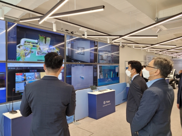 최병욱 총장이 증강현실 및 디지털 트윈 전문기업인 버넥트를 방문하여 기업 관계자로부터 관련 시스템에 대해 설명을 듣고 있다.