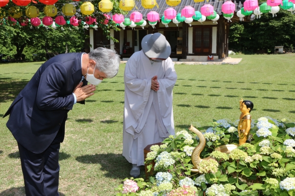 부처님 오신 날 봉행에 참여하는 문정우 금산군수