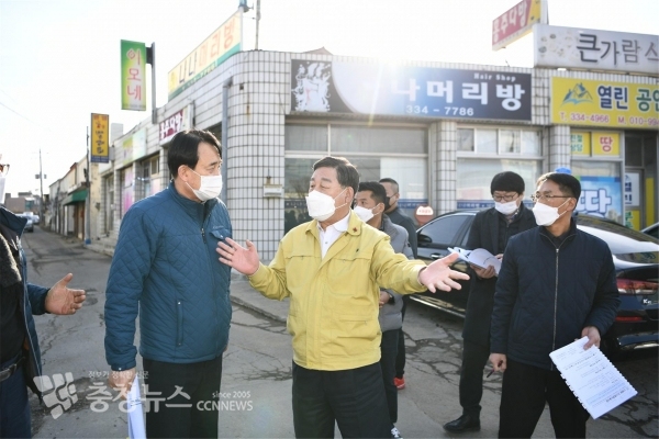 황선봉 군수가 관내 주요사업장을 방문해 점검하는 모습