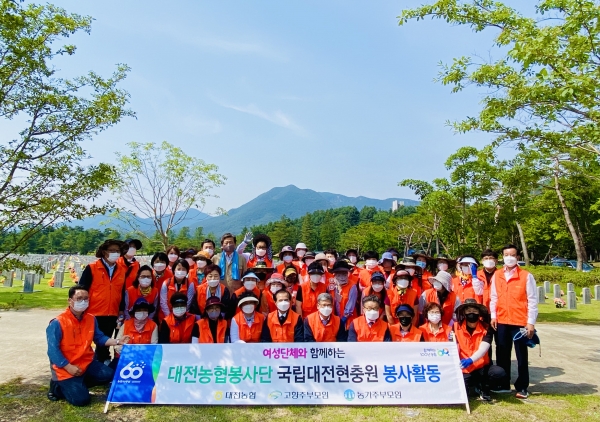 국립대전현충원에서 5,000여기의 묘비닦기와 태극기 꽂기 봉사활동 실시