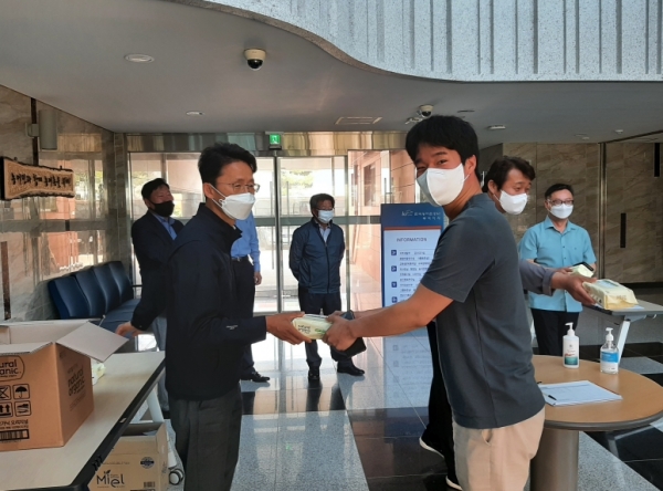 청렴 윤리의식 제고를 위한 청렴 물티슈 배부